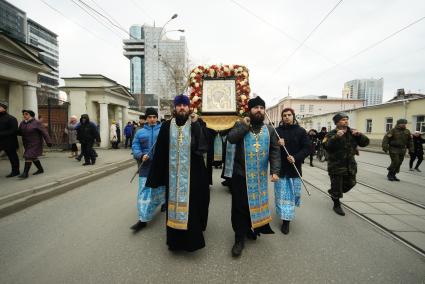 Екатеринбург. Участники крестного хода в честь праздника Казанской иконы Божией Матери