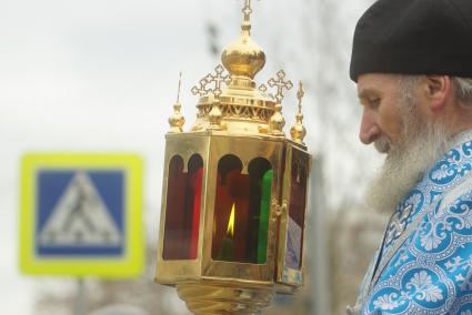 Екатеринбург. Участники крестного хода в честь праздника Казанской иконы Божией Матери