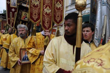 Санкт-Петербург.  Во время крестного хода, посвященного Дню перенесения мощей святого благоверного князя Александра Невского, на Невском проспекте.