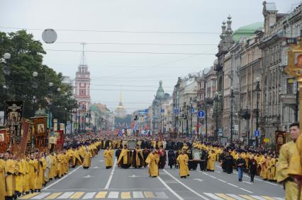 Санкт-Петербург.  Во время крестного хода, посвященного Дню перенесения мощей святого благоверного князя Александра Невского, на Невском проспекте.