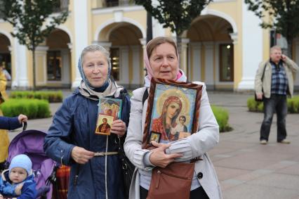 Санкт-Петербург.  Во время крестного хода, посвященного Дню перенесения мощей святого благоверного князя Александра Невского, на Невском проспекте.