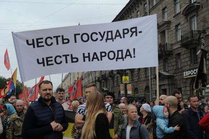 Санкт-Петербург.  Во время крестного хода, посвященного Дню перенесения мощей святого благоверного князя Александра Невского, на Невском проспекте.