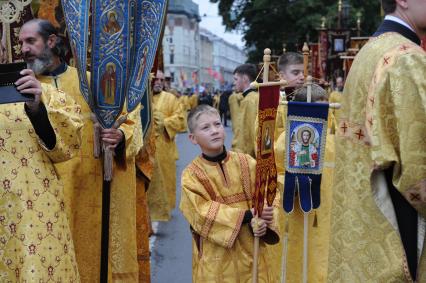 Санкт-Петербург.  Во время крестного хода, посвященного Дню перенесения мощей святого благоверного князя Александра Невского, на Невском проспекте.