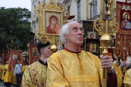 Санкт-Петербург. Актер Сергей Мигицко во время крестного хода, посвященного Дню перенесения мощей святого благоверного князя Александра Невского, на Невском проспекте.