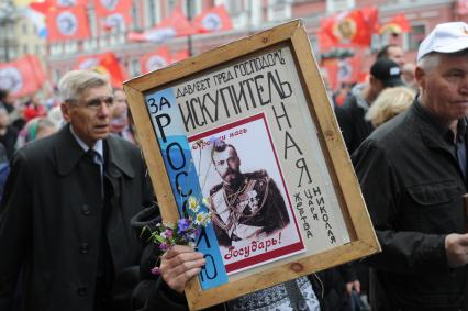 Санкт-Петербург.  Во время крестного хода, посвященного Дню перенесения мощей святого благоверного князя Александра Невского, на Невском проспекте.