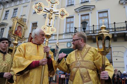 Санкт-Петербург.  Актер Сергей Мигицко  и член комитета Госдумы РФ по международным делам Виталий Милонов во время крестного хода, посвященного Дню перенесения мощей святого благоверного князя Александра Невского, на Невском проспекте.