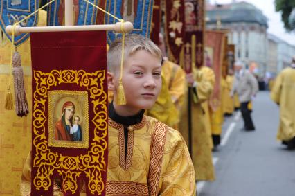 Санкт-Петербург.  Во время крестного хода, посвященного Дню перенесения мощей святого благоверного князя Александра Невского, на Невском проспекте.