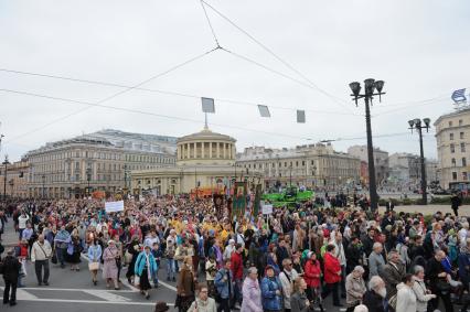 Санкт-Петербург.  Во время крестного хода, посвященного Дню перенесения мощей святого благоверного князя Александра Невского, на Невском проспекте.