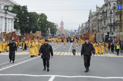 Санкт-Петербург.  Член комитета Госдумы РФ по международным делам Виталий Милонов и актер Сергей Мигицко (на втором плане слева)  во время крестного хода, посвященного Дню перенесения мощей святого благоверного князя Александра Невского, на Невском проспекте.