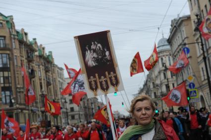 Санкт-Петербург.  Во время крестного хода, посвященного Дню перенесения мощей святого благоверного князя Александра Невского, на Невском проспекте.