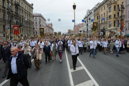 Санкт-Петербург.  Во время крестного хода, посвященного Дню перенесения мощей святого благоверного князя Александра Невского, на Невском проспекте.