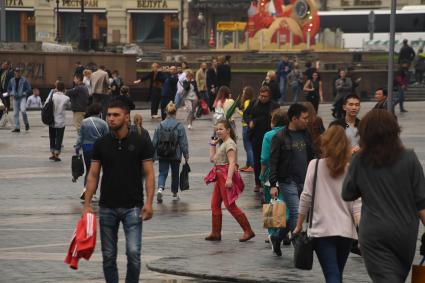 Москва. Правнучка Людмилы Гурченко Таисия (в центре)