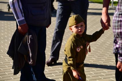 Сахалин, Южно-Сахалинск. Мальчик в солдатской форме времен  ВОВ на параде , посвященном  Дню окончания Второй Мировой войны на площади Славы.