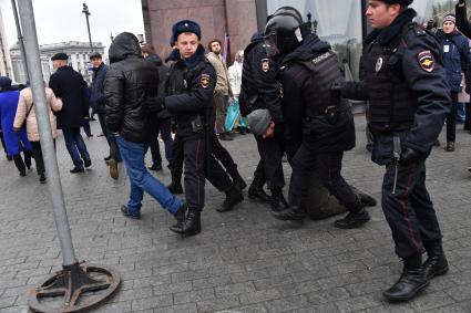 Москва. Сотрудники полиции задерживают участников несанкционированной протестной акции на Манежной площади.