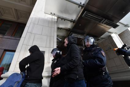 Москва. Сотрудники полиции задерживают участников несанкционированной протестной акции на Манежной площади.