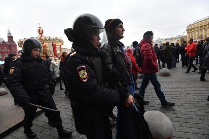 Москва. Сотрудники полиции задерживают участников несанкционированной протестной акции на Манежной площади.