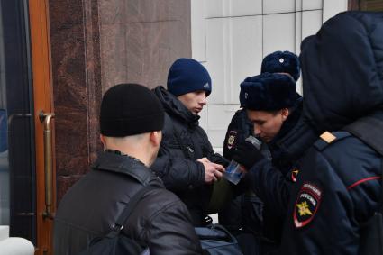 Москва. Сотрудники полиции задерживают участников несанкционированной протестной акции на Манежной площади.