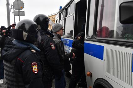 Москва. Сотрудники полиции задерживают участников несанкционированной протестной акции на Манежной площади.