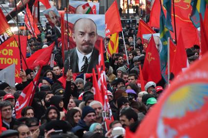 Москва. Участники митинга КПРФ, посвященного 100-й годовщине Октябрьской социалистической революции, на площади Революции.