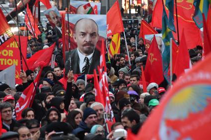 Москва.   Участники митинга КПРФ, посвященного 100-й годовщине Октябрьской социалистической революции, на площади Революции.