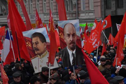 Москва.   Участники митинга КПРФ, посвященного 100-й годовщине Октябрьской социалистической революции.