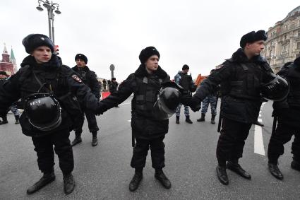 Москва.  Сотрудники полиции во время  митинга КПРФ, посвященного 100-й годовщине Октябрьской социалистической революции,  на улице Охотный Ряд.