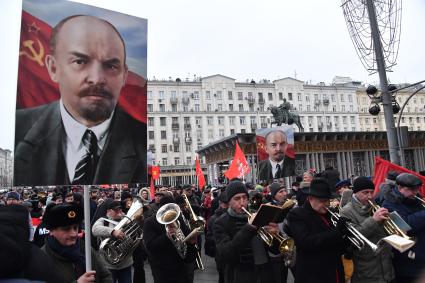 Москва. Участники митинга КПРФ, посвященного 100-й годовщине Октябрьской социалистической революции,  на Тверской площади.