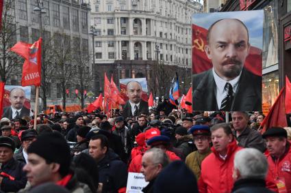 Москва. Участники митинга КПРФ, посвященного 100-й годовщине Октябрьской социалистической революции,  на Тверской улице.