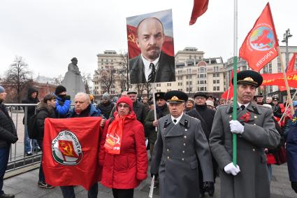 Москва.   Участники митинга КПРФ, посвященного 100-й годовщине Октябрьской социалистической революции, на площади Революции.