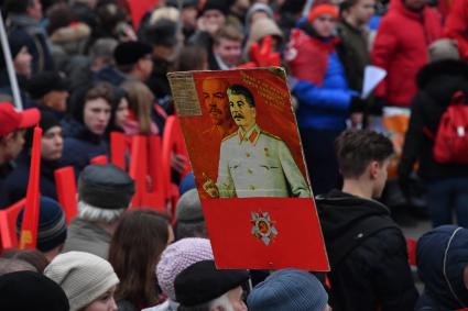 Москва.   Участники митинга КПРФ, посвященного 100-й годовщине Октябрьской социалистической революции, на площади Революции.