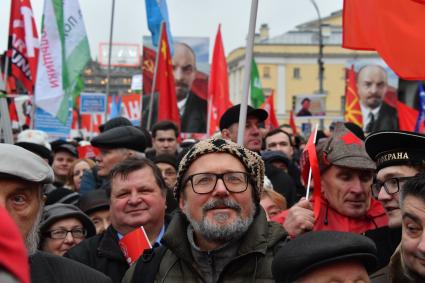 Москва.   Участники митинга КПРФ, посвященного 100-й годовщине Октябрьской социалистической революции, на площади Революции.