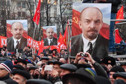 Москва.   Участники митинга КПРФ, посвященного 100-й годовщине Октябрьской социалистической революции, на площади Революции.