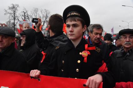 Москва.   Участники митинга КПРФ, посвященного 100-й годовщине Октябрьской социалистической революции, на площади Революции.