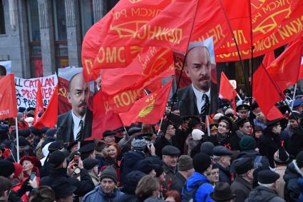 Москва. Участники митинга КПРФ, посвященного 100-й годовщине Октябрьской социалистической революции,   на улице Охотный Ряд.