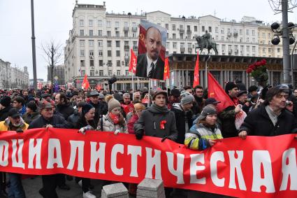 Москва. Участники митинга КПРФ, посвященного 100-й годовщине Октябрьской социалистической революции,  на Тверской площади.