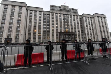 Москва.  Сотрудники полиции во время  митинга КПРФ, посвященного 100-й годовщине Октябрьской социалистической революции,   у здания Госдумы РФ.