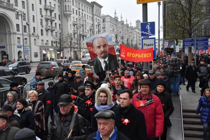 Москва. Участники митинга КПРФ, посвященного 100-й годовщине Октябрьской социалистической революции,  на Тверской улице.