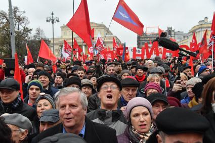 Москва.   Участники митинга КПРФ, посвященного 100-й годовщине Октябрьской социалистической революции, на площади Революции.