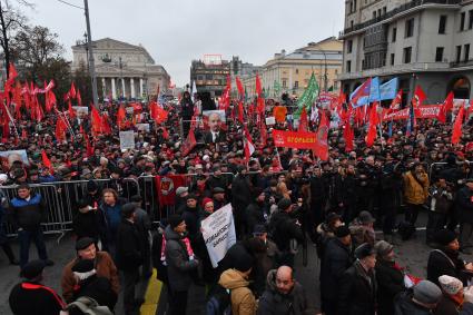 Москва.   Участники митинга КПРФ, посвященного 100-й годовщине Октябрьской социалистической революции, на площади Революции.