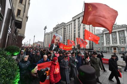 Москва. Участники митинга КПРФ, посвященного 100-й годовщине Октябрьской социалистической революции,   на улице Охотный Ряд.