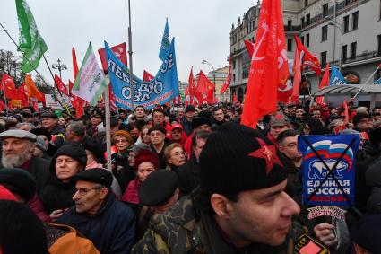 Москва.   Участники митинга КПРФ, посвященного 100-й годовщине Октябрьской социалистической революции, на площади Революции.