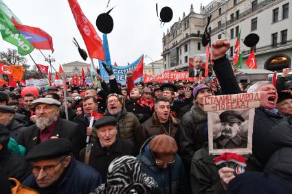 Москва. Участники митинга КПРФ, посвященного 100-й годовщине Октябрьской социалистической революции, на площади Революции.
