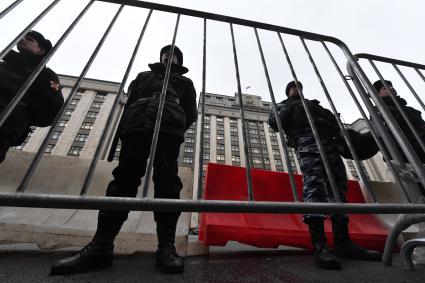 Москва. Сотрудники полиции во время митинга КПРФ, посвященного 100-й годовщине Октябрьской социалистической революции, у здания Госдумы РФ.
