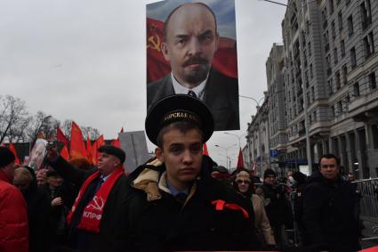 Москва. Участники митинга КПРФ, посвященного 100-й годовщине Октябрьской социалистической революции,  на Тверской улице.