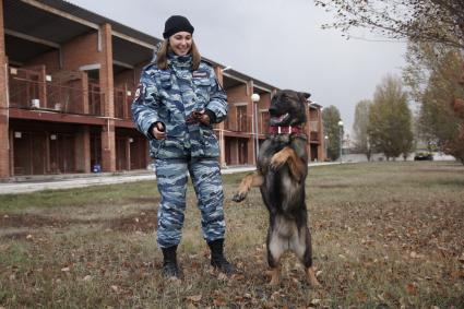 Самара. Служебная собака во время занятий с кинологом.