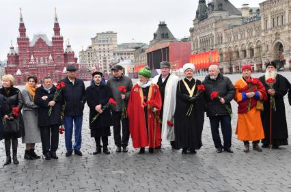 Москва.  Глава Русской православной старообрядческой церкви митрополит Корнилий,  глава Буддийской традиционной сангхи России Пандито Хамбо лама Дамба Аюшеев (справа налево), председатель совета муфтиев России Равиль Гайнутдин (четвертый справа), Председатель Духовного управления мусульман Карачаево-Черкесской Республики Исмаил Бердиев (пятый справа)  и  Верховный муфтий России, председатель Центрального духовного управления мусульман России Талгат Таджуддин  (шестой справа) на церемонии возложения цветов к памятнику Минину и Пожарскому на Красной площади в рамках празднования Дня народного единства.