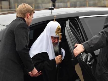 Москва.  Патриарх Московский и всея Руси Кирилл  на церемонии возложения цветов к памятнику Минину и Пожарскому на Красной площади в рамках празднования Дня народного единства.