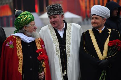Москва. Верховный муфтий России, председатель Центрального духовного управления мусульман России Талгат Таджуддин, председатель Духовного управления мусульман Карачаево-Черкесской Республики Исмаил Бердиев и председатель совета муфтиев России Равиль Гайнутдин (слева направо) на церемонии возложения цветов к памятнику Минину и Пожарскому на Красной площади в рамках празднования Дня народного единства.