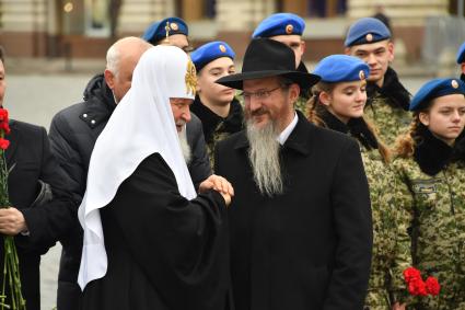 Москва.   Патриарх Московский и всея Руси Кирилл, главный раввин России Берл Лазар (слева направо) и представители молодежно-патриотической организации на церемонии возложения цветов к памятнику Минину и Пожарскому на Красной площади в рамках празднования Дня народного единства.