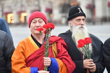 Москва.  Глава Буддийской традиционной сангхи России Пандито Хамбо лама Дамба Аюшеев  и  глава Русской православной старообрядческой церкви митрополит Корнилий (слева направо) на церемонии возложения цветов к памятнику Минину и Пожарскому на Красной площади в рамках празднования Дня народного единства.